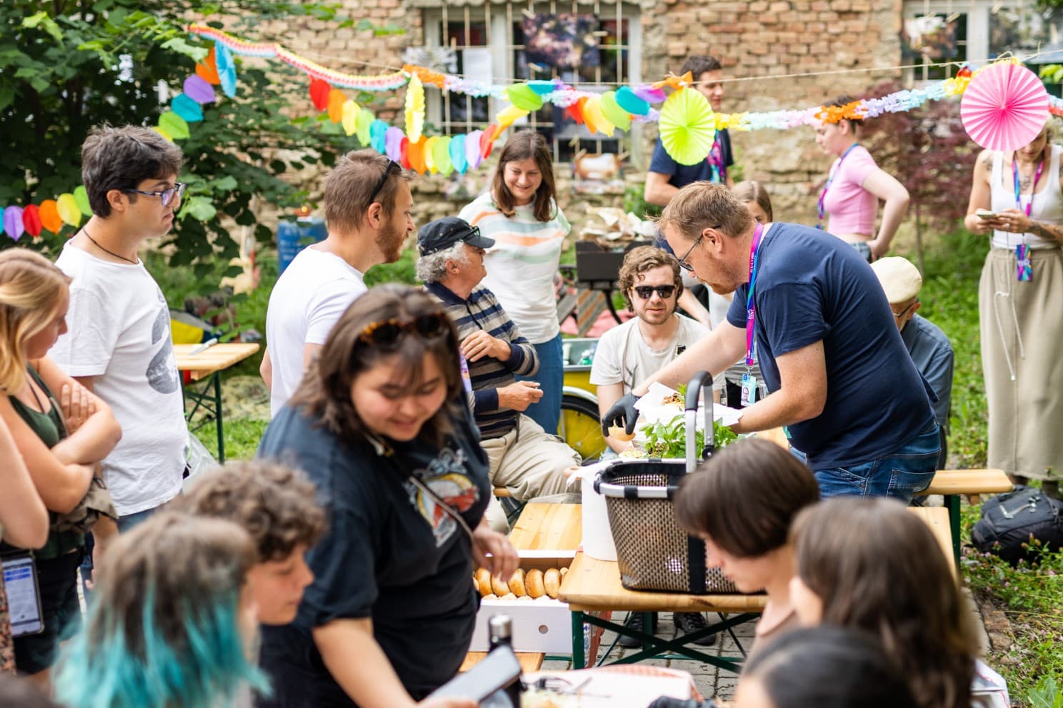 <p>Skupnostni brunch in izmenjevalnica rastlin na dvori&scaron;ču</p>